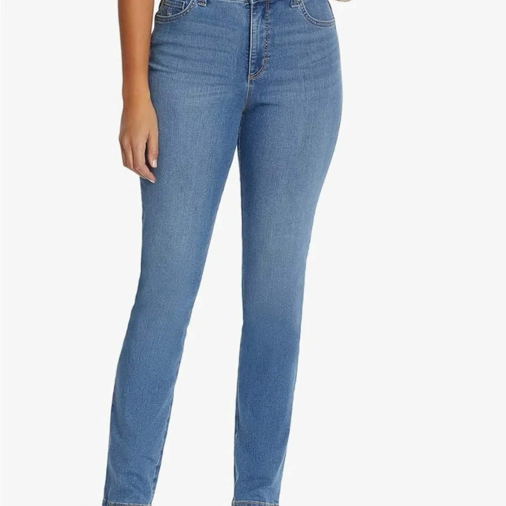 Gloria Vanderbilt Women's Amanda Slim Straight Leg Jean - Picture 1 of 4